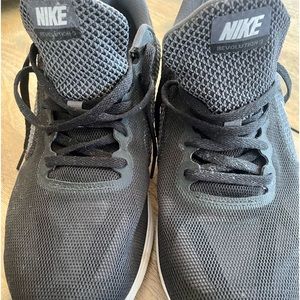 Nike men's gray black tennis shoes size men's 11
